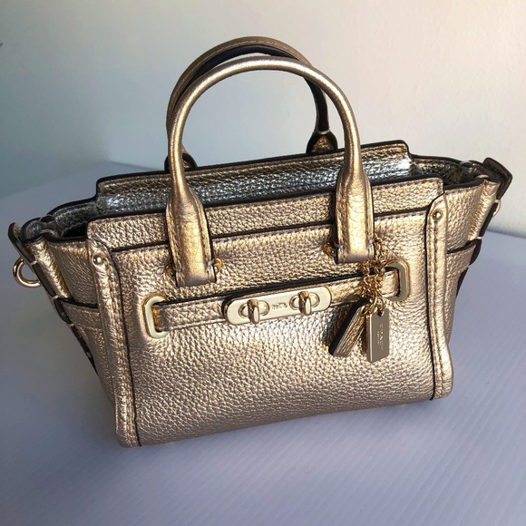 *NWOT* COACH Swagger Metallic Leather Mini Swagger 20 Crossbody Handbag Gold - Picture 1 of 11